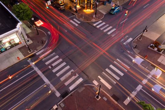 Una intersección concurrida de la ciudad