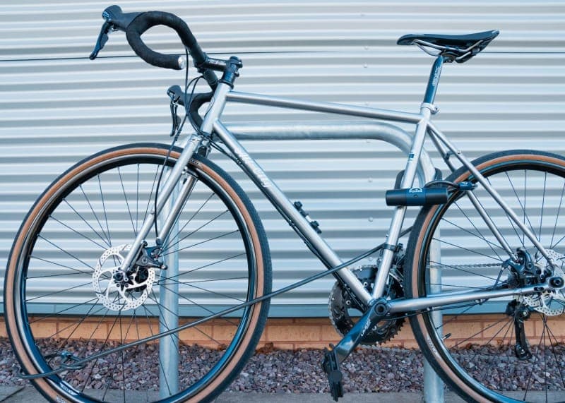 Una Ebike asegurada a un estacionamiento de bicicletas